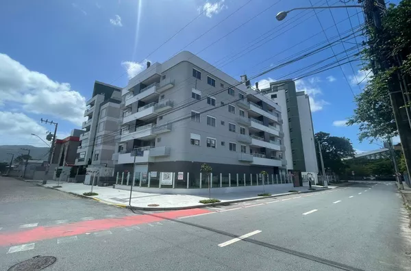 Studio novo finamente mobiliado, com garagem  na Trindade, próximo da UFSC.