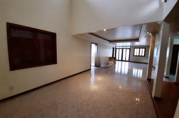 Excelente casa comercial no bairro Pantanal, prox. a UfSc e Eletrosul.