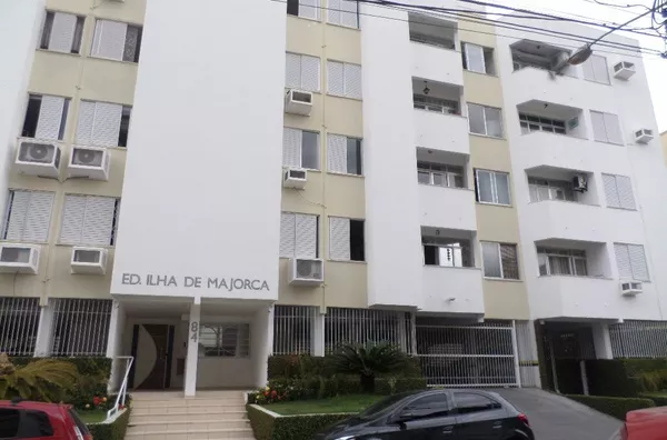 Apartamento 01 dormitório mobiliado com garagem na Trindade.