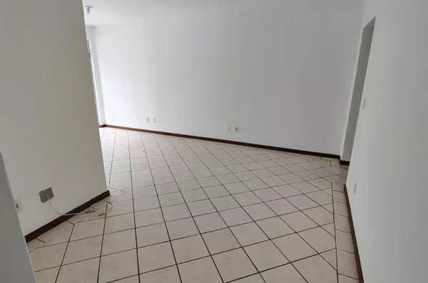 COMPLETA IMÓVEIS VENDE APARTAMENTO DE 03 DORMITÓRIOS NO BAIRRO CARVOEIRA UFSC.