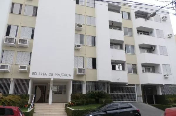 Apartamento 01 dormitório com garagem na Trindade, reformado