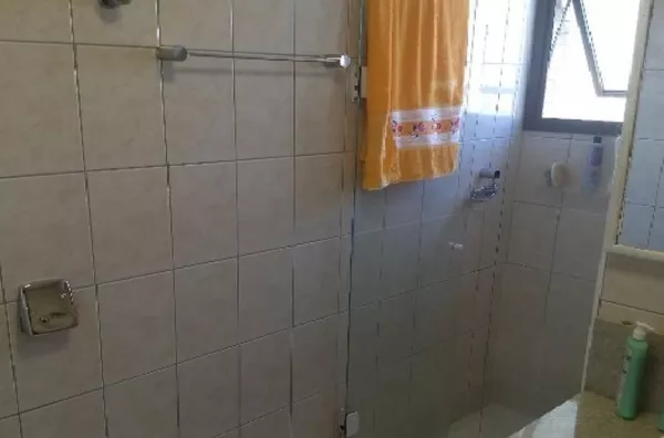 Na Geral de Coqueiros Excelente apartamento de três dormitórios