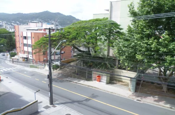 Excelente Kitinete semi-mobiliada com garagem ao lado da UFSC!