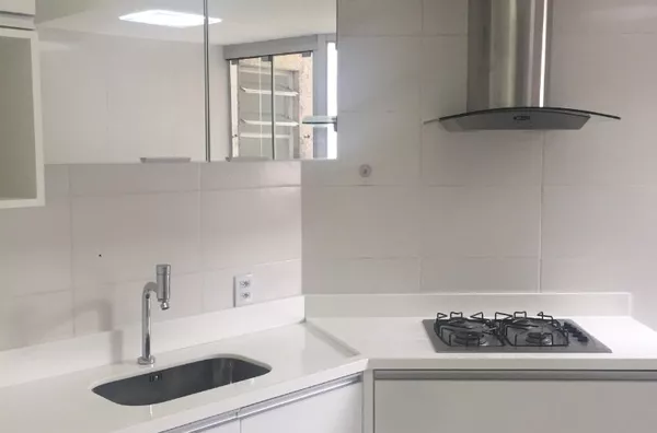 Apartamento 02 dormitórios, reformado, 02 banheiros, cozinha completa na Trindade