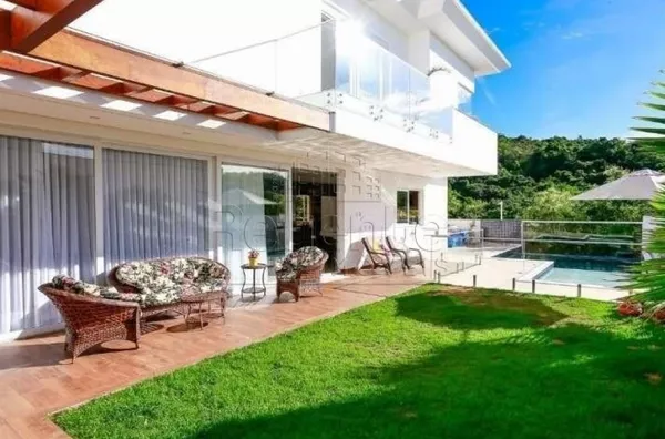 Linda Casa no Corrego Grande