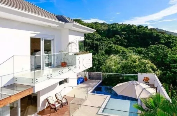 Linda Casa no Corrego Grande