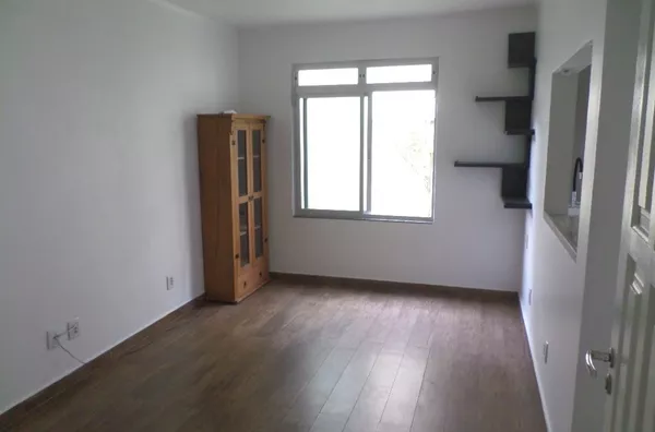 Apartamento 03 dormitórios, reformado, mobiliado no coração da Trindade