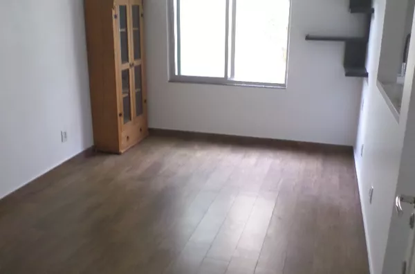 Apartamento 03 dormitórios, reformado, mobiliado no coração da Trindade