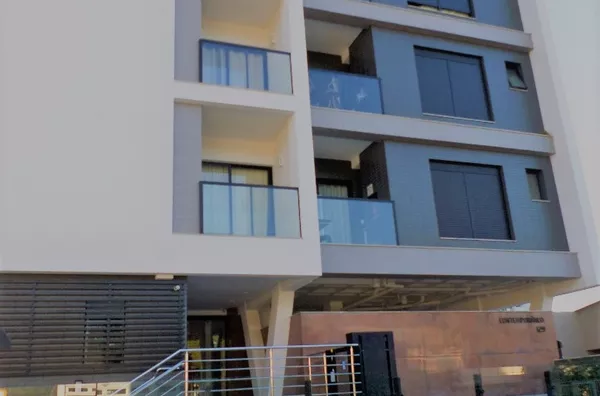 Stúdio, á 50 metros do HU e UFSC, próximo ao Shopping Villa Romana.