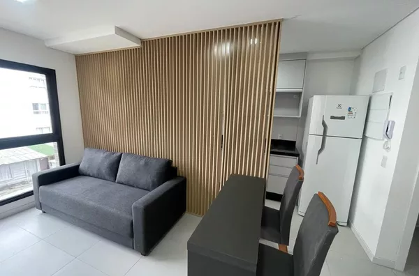 COMPLETA IMÓVEIS ALUGA APARTAMENTO DE 01 DORMITÓRIO  MOBILIADO TRINDADE UFSC