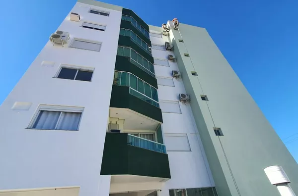 COMPLETA IMÓVEIS VENDE  - APARTAMENTO DE 03 DORMITÓRIOS E 01 VAGAS DE GARAGEM NA TRINDADE  UFSC