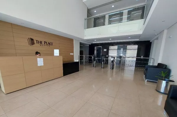 Sala comercial, no coração da Trindade disponível para locação! 