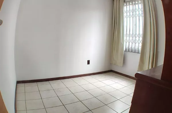 COMPLETA IMÓVEIS VENDE APARTAMENTO DE 03 DORMITÓRIOS NO BAIRRO CARVOEIRA UFSC.