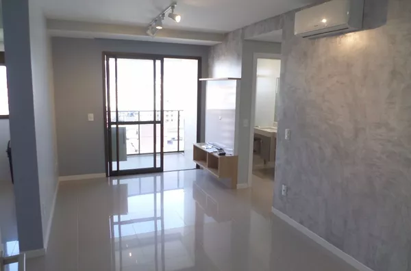 COMPLETA IMÓVEIS VENDE  - APARTAMENTO DE 02 DORMITÓRIOS E 02 VAGAS DE GARAGEM NA TRINDADE  UFSC