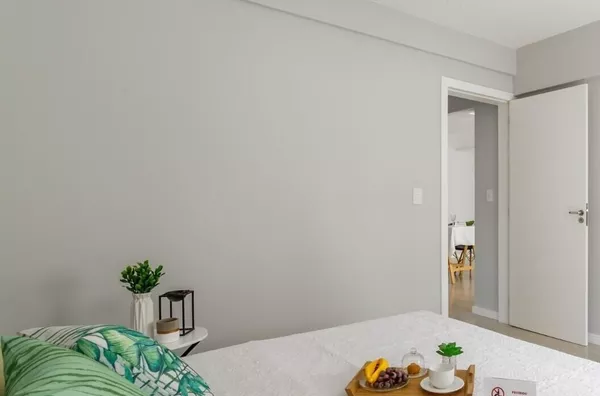 COMPLETA IMÓVEIS VENDE - APARTAMENTO DE 02 DORMITÓRIOS E 01 VAGA DE GARAGEM NA TRINDADE.