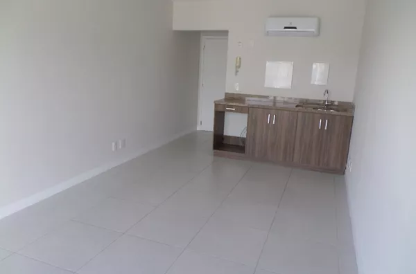 Sala comercial, no coração da Trindade disponível para venda! 
