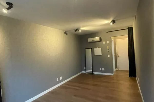 Sala comercial, no coração da Trindade disponível para locação! 