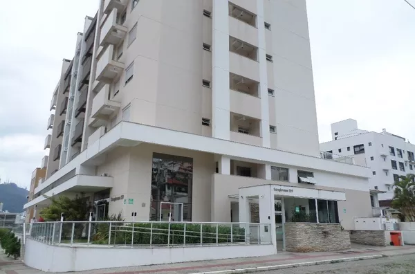 Apartamento com 02 dormitórios, sendo 01 suíte, 02 vagas de garagens e hobby box a 100m da UFSC no Pantanal!