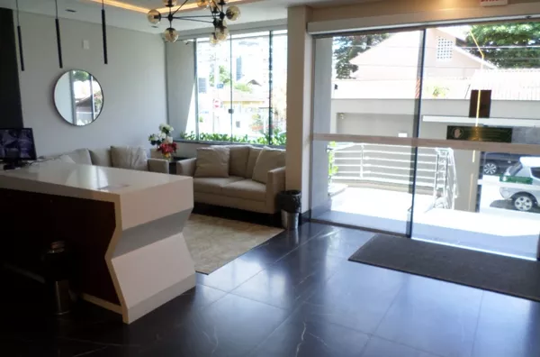 Apartamento diferenciado de 01 dormitório, semi mobiliado ao lado da UFSC e Shopping Villa Romana.