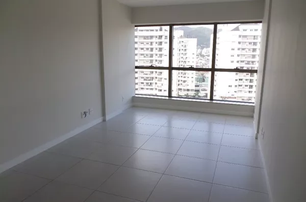Sala comercial, no coração da Trindade disponível para venda! 