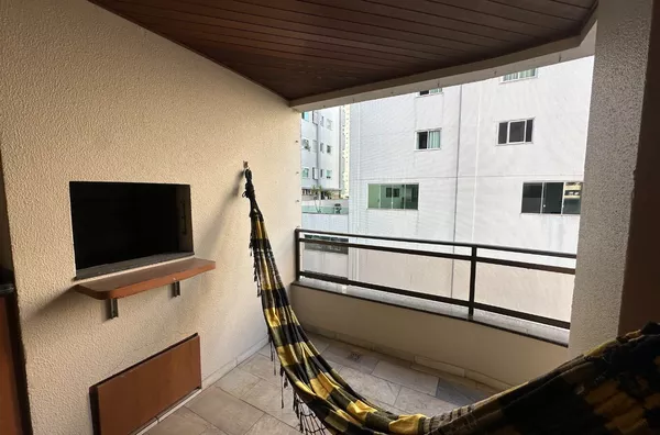 APARTAMENTO 3 QUARTOS COM SACADA E CHURRASQUEIRA NO CENTRO DE BALNEÁRIO CAMBORIÚ