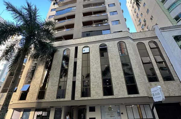 APARTAMENTO 3 QUARTOS COM SACADA E CHURRASQUEIRA NO CENTRO DE BALNEÁRIO CAMBORIÚ