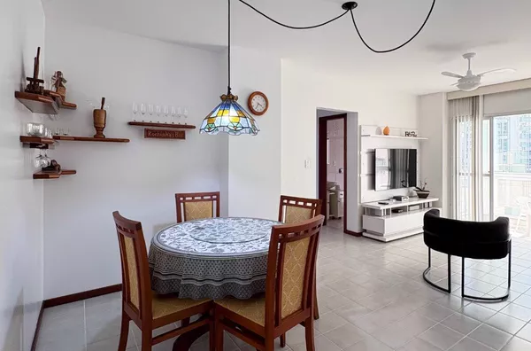 LOCAÇÃO ANUAL APARTAMENTO 02 DORMITÓRIOS MOBILIADO QUADRA MAR CENTRO DE BALNEÁRIO CAMBORIÚ