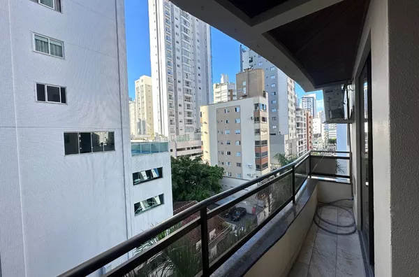 APARTAMENTO 3 QUARTOS COM SACADA E CHURRASQUEIRA NO CENTRO DE BALNEÁRIO CAMBORIÚ