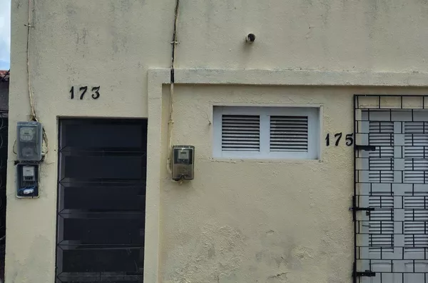 ALUGO CASA  ALTOS CIDADE 2000