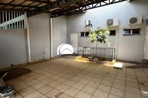 Elizeu DF Imobiliária aluga casa na QE 13 com 4 quartos, Guará II