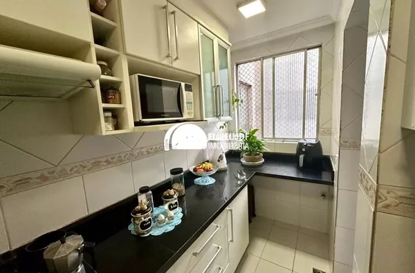 Elizeu Df Imobiliária vende excelente apartamento no Edificio Mediterranée 