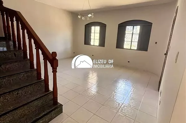 Elizeu DF Imobiliária vende sobrado com 6 quartos na QE 26, Guará II