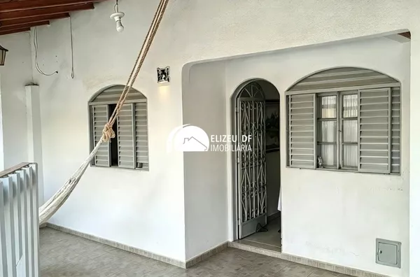 Elizeu Imóveis vende casa com 3 quartos na QE 38 do Guará 
