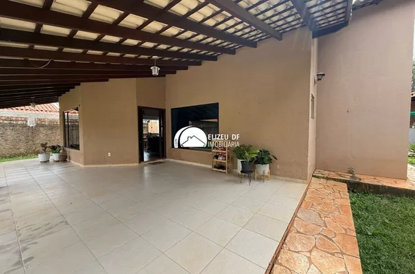 Elizeu Df Imobiliária vende excelente casa no Setor de Mansões 