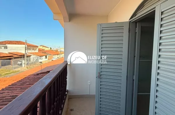 Elizeu Imóveis aluga casa com 3 quartos na QE 28 do Guará II