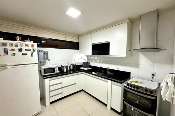 Elizeu DF Imobiliária vende apartamento de 3 quartos sendo 2 suítes na QI 31, Guará II 