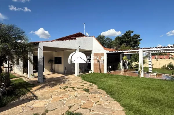 Elizeu Df Imobiliária vende excelente casa térrea em Arniqueira  