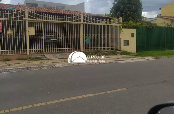 Casa original em lote no Guará I 