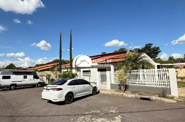 Elizeu Df Imobiliária vende excelente casa térrea em Arniqueira  