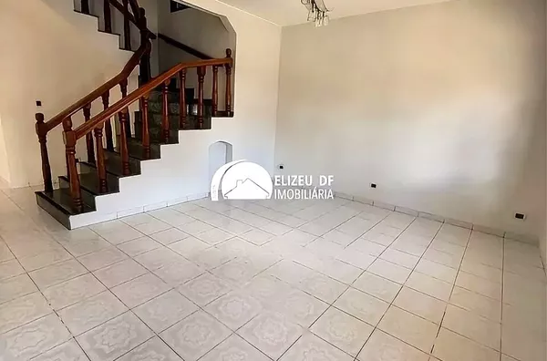 Elizeu DF Imobiliária vende sobrado com 6 quartos na QE 26, Guará II