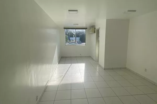 Sala comercial em galeria - Tristeza 