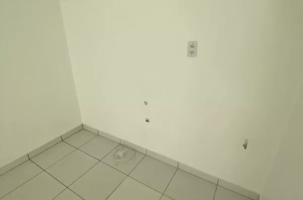Sala comercial em galeria - Tristeza 