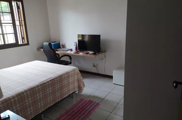 Terreno com três casas - Restinga