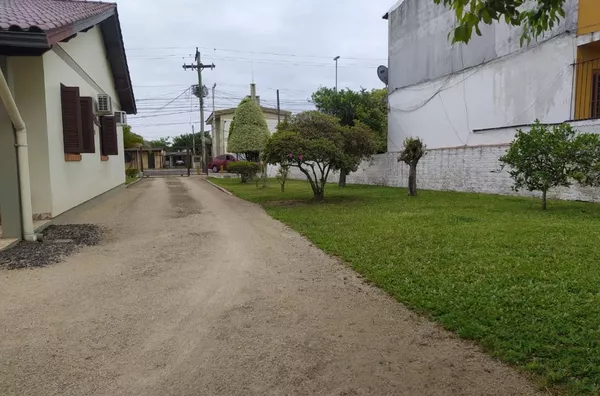 Terreno com três casas - Restinga