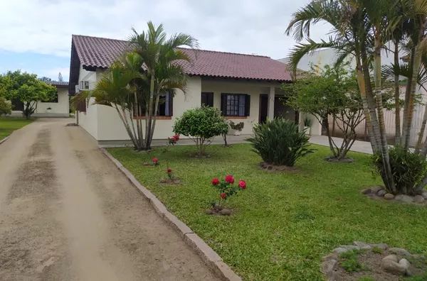 Terreno com três casas - Restinga