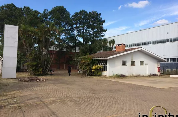 Pavilhão na Av. Das Industrias - CÓD 554