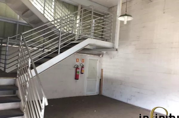 Pavilhão na Av. Das Industrias - CÓD 554