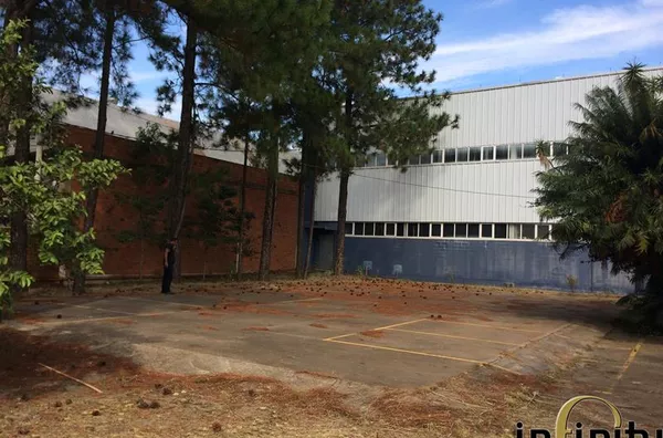 Pavilhão na Av. Das Industrias - CÓD 554