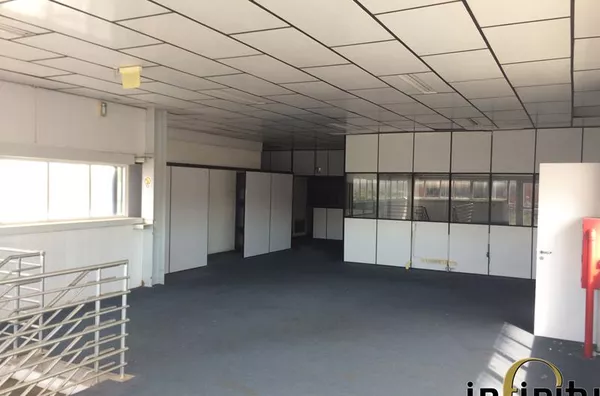 Pavilhão na Av. Das Industrias - CÓD 554