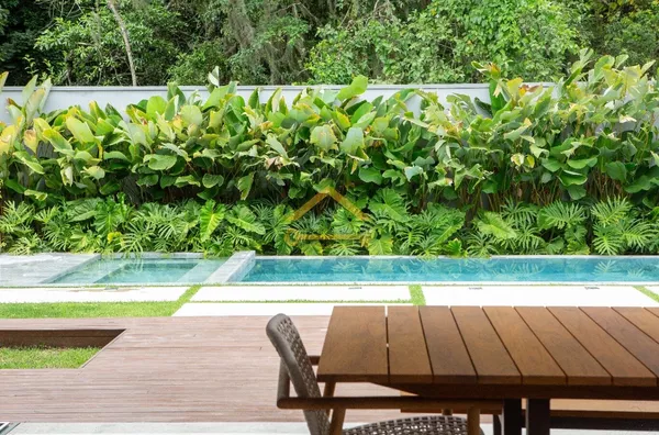 CASA EM CONDOMÍNIO FECHADO A 300 METROS DO MAR - TOTALMENTE MOBILIADA